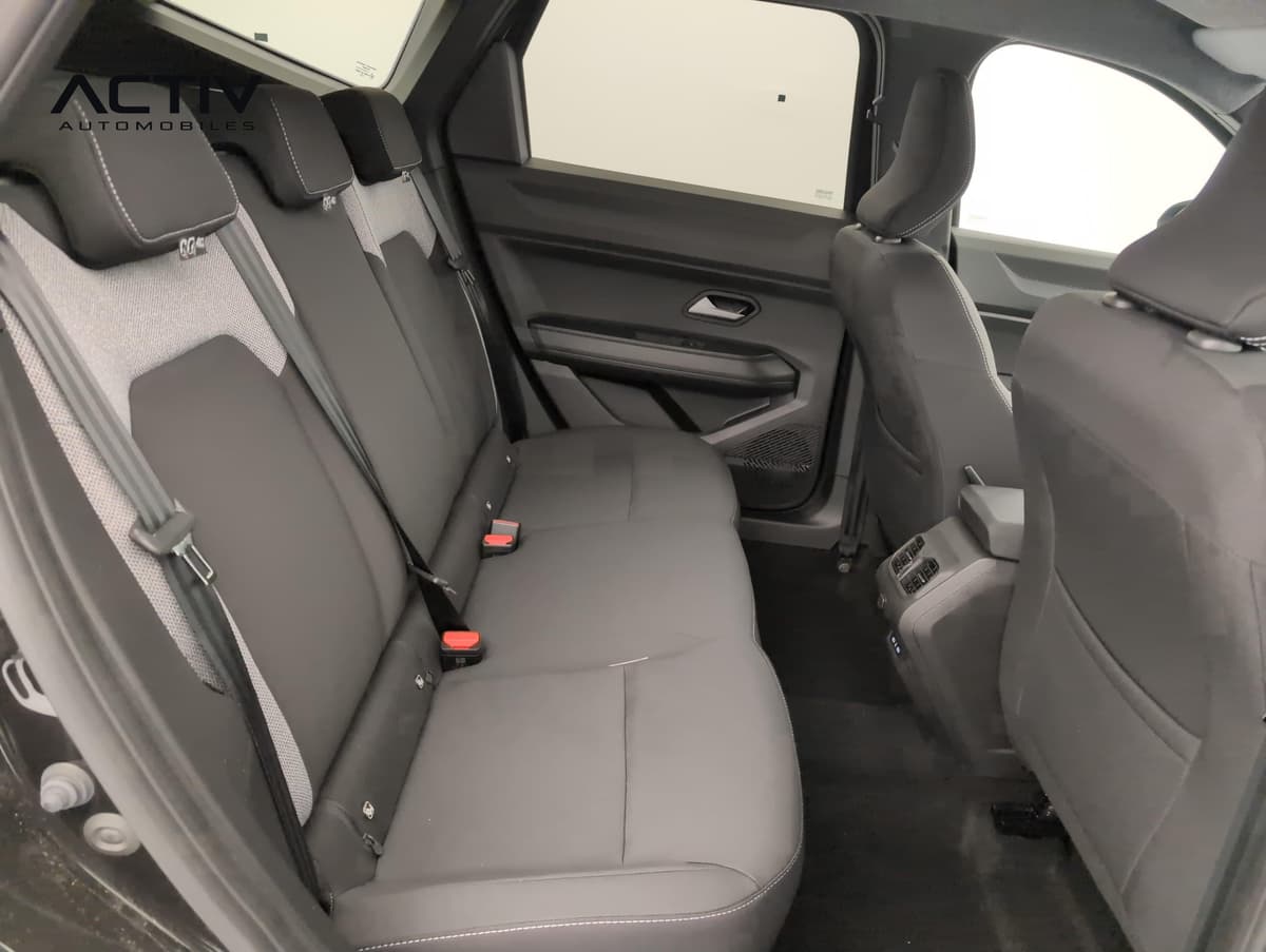 Dacia Bigster Hybrid : banquette arrière en tissu gris et noir avec console arrière et contre-porte