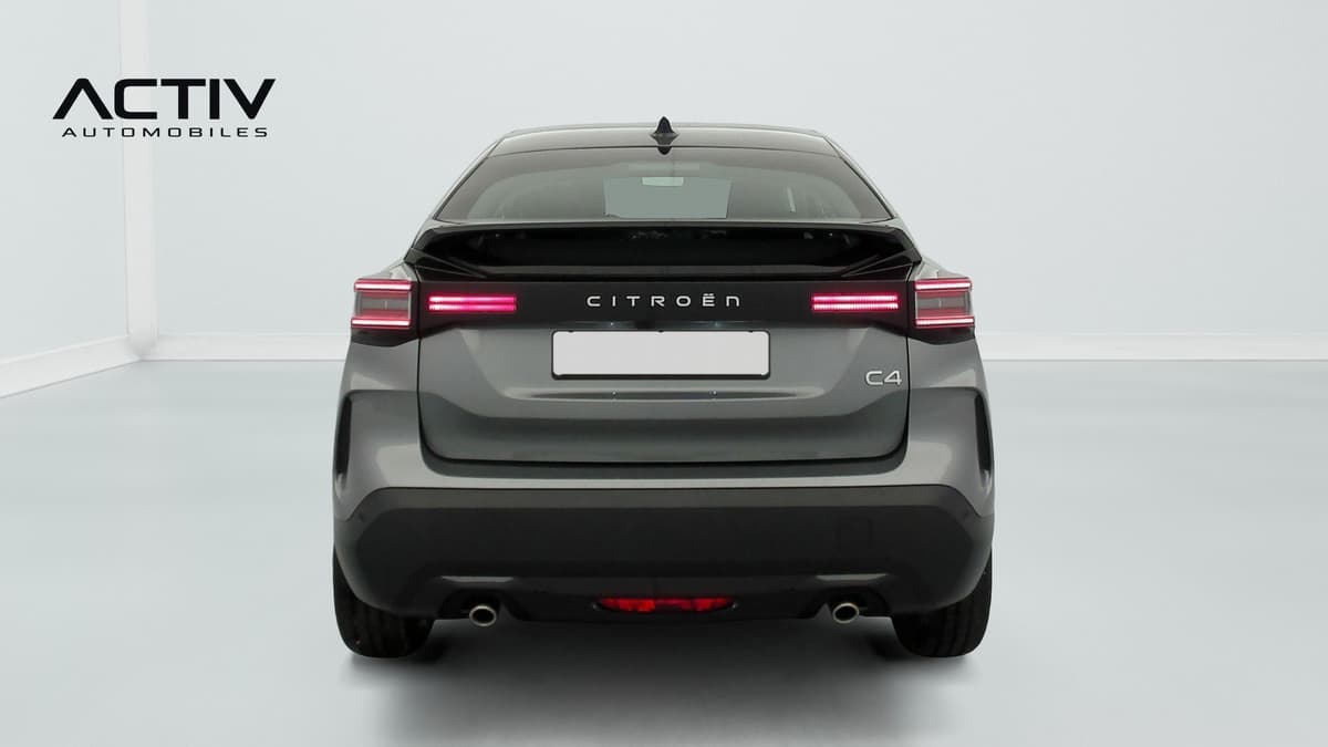 Citroën C4 : face arrière avec feux à LED, double sortie d'échappement et bouclier noir
