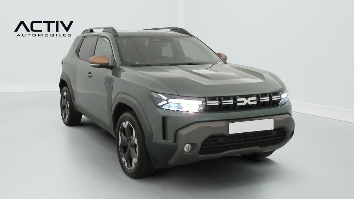 Dacia Duster : SUV vu de trois quarts avant droit, avec barres de toit et rétroviseurs cuivrés