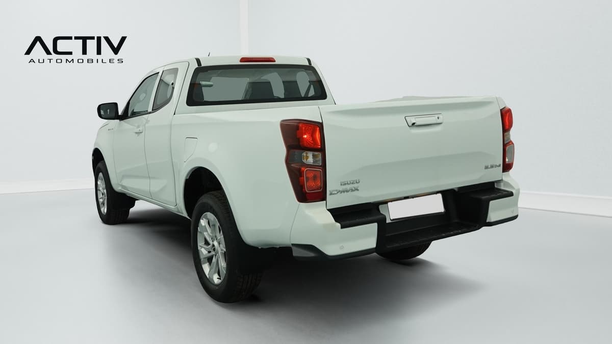 Isuzu D-MAX : pick-up blanc vu de l'arrière trois quarts gauche avec hayon fermé