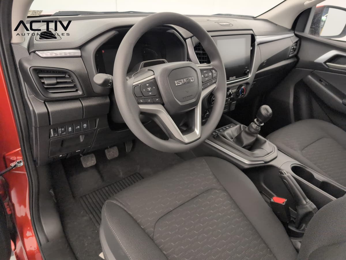 Isuzu D-MAX : habitacle avant côté conducteur avec volant, levier manuel et sièges en tissu