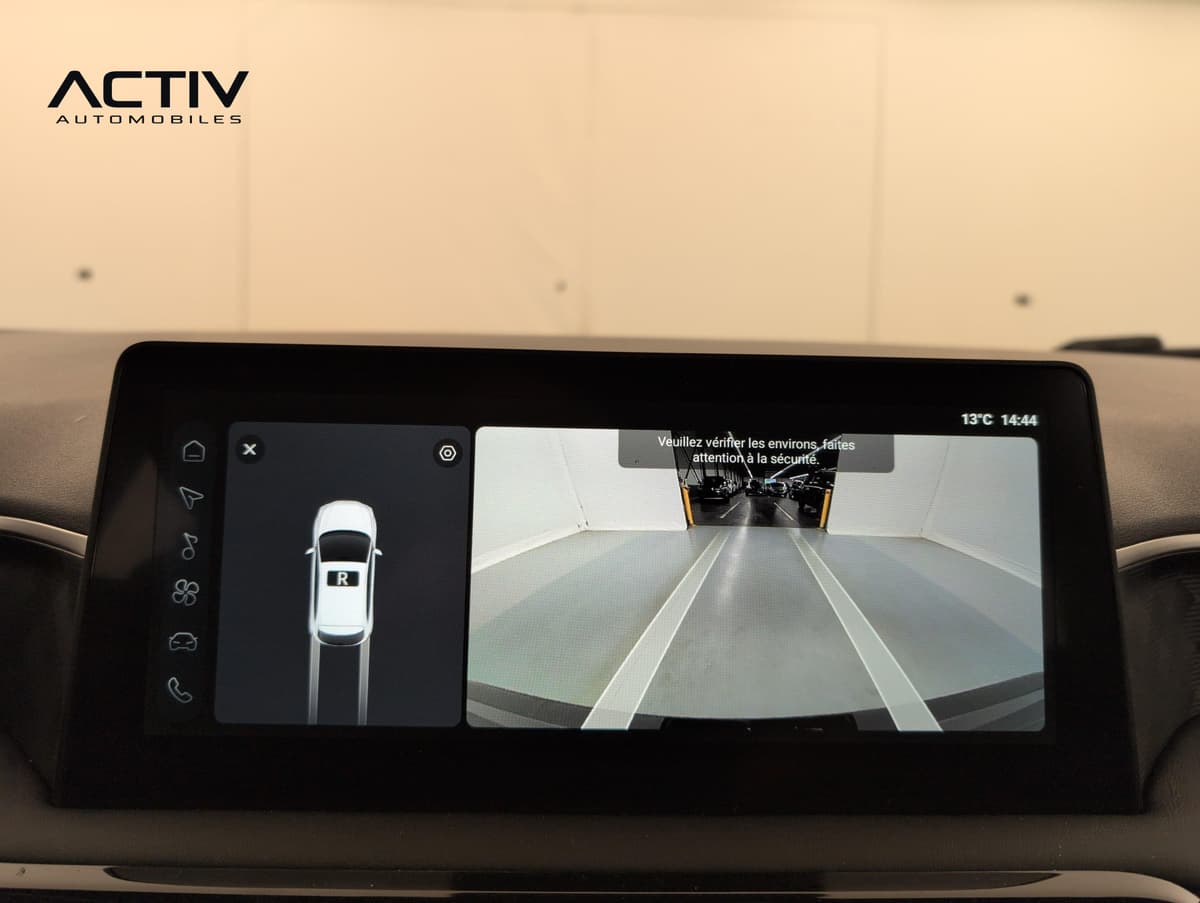Mg MG3 : écran tactile affichant l'image de la caméra de recul avec lignes de guidage