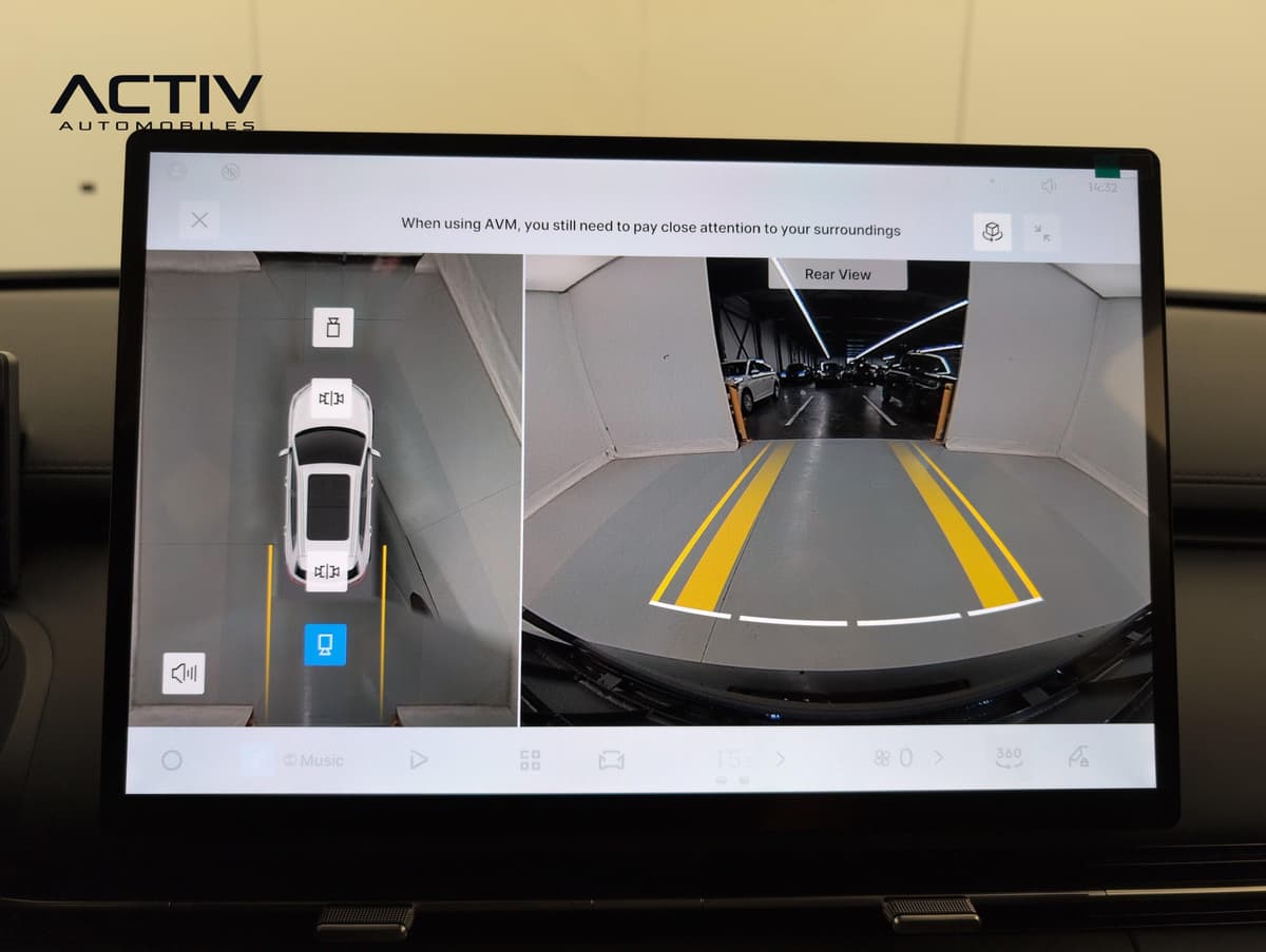 Geely Starray : écran tactile affichant la vue panoramique et la caméra de recul