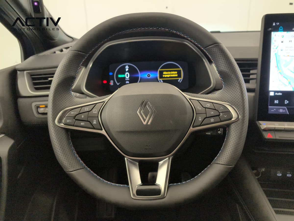 Renault Captur : volant perforé avec commandes au pouce et combiné numérique derrière