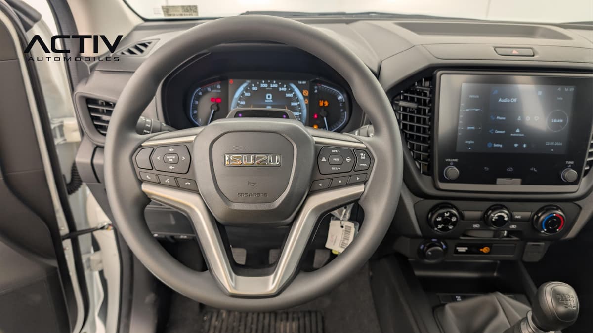 Isuzu D-MAX : volant avec commandes, combiné d'instruments, écran tactile et levier manuel
