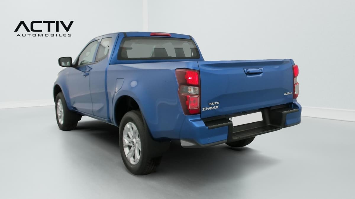 Isuzu D-MAX : pick-up bleu vu de l'arrière gauche, avec hayon fermé et jantes alliage