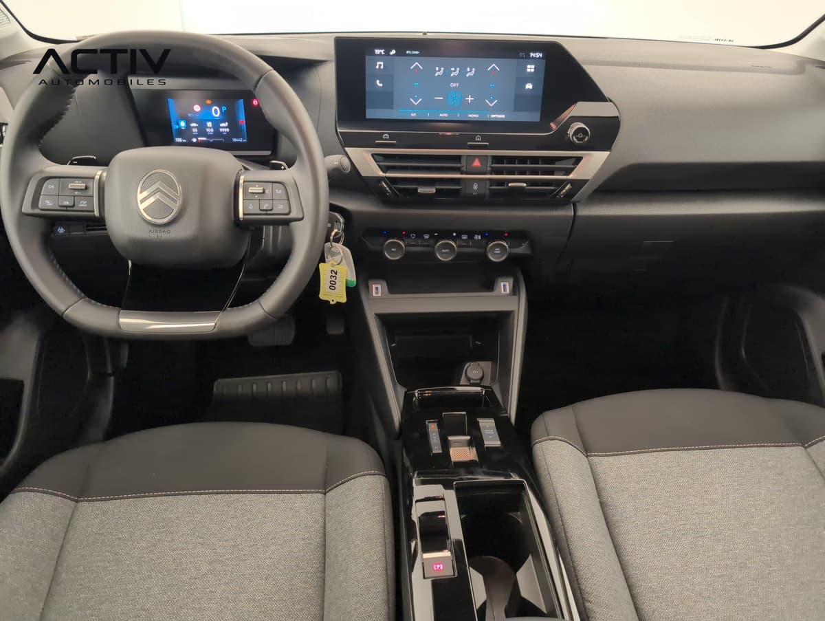 Citroën C4 : planche de bord avec volant, écran tactile et console centrale vus de dessus