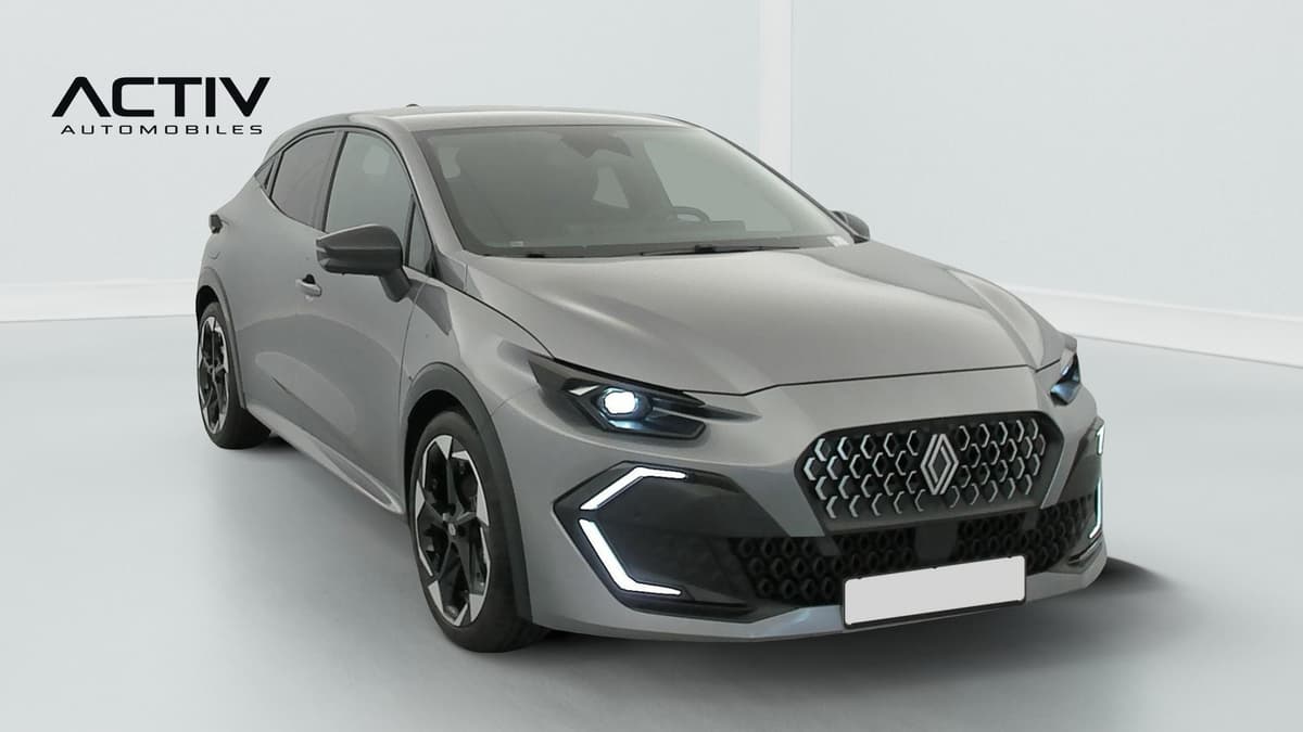 Renault Clio 6 : citadine grise vue de trois quarts avant droit, feux de jour et projecteurs allumés