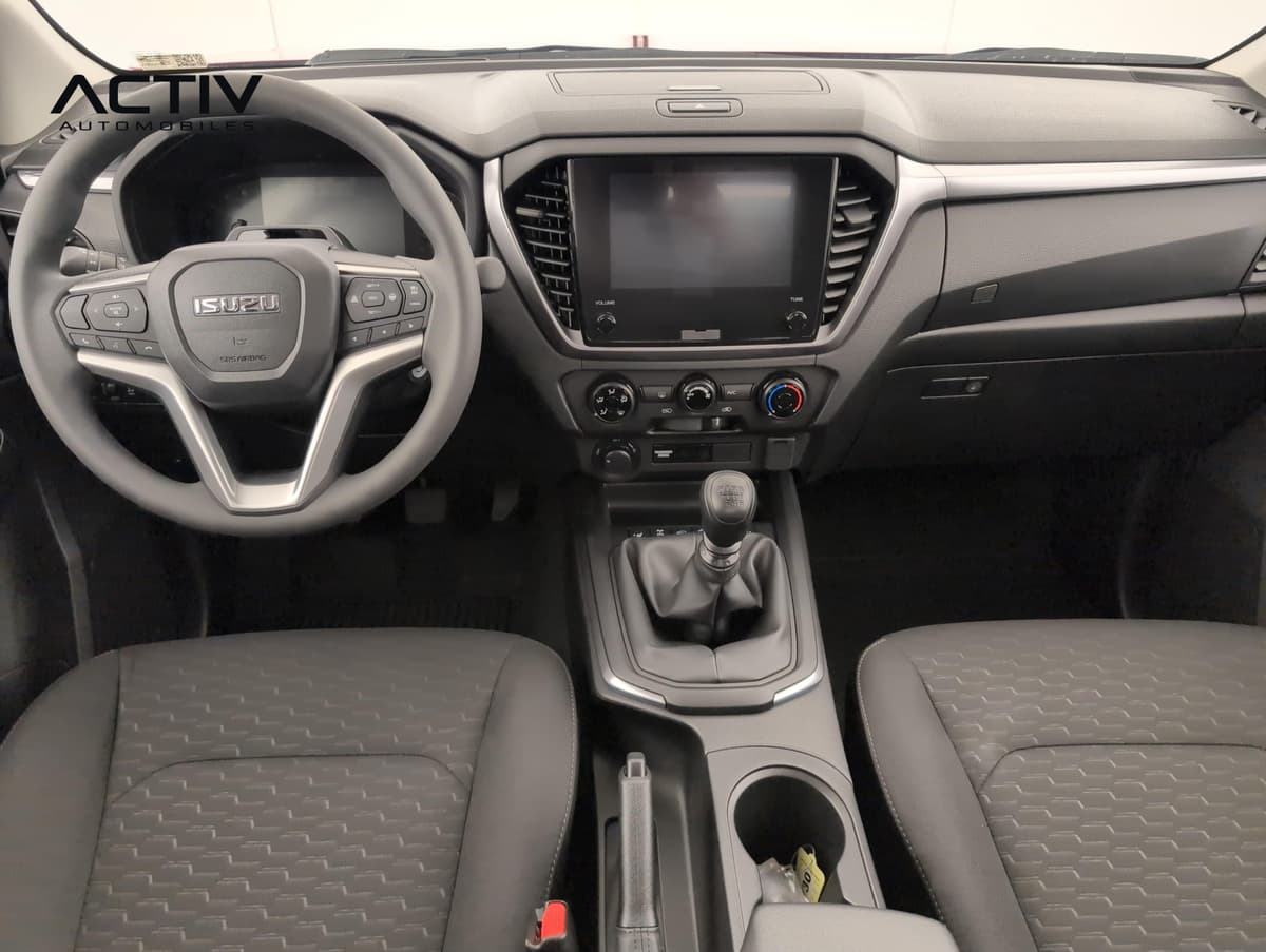 Isuzu D-MAX : planche de bord avec écran tactile, volant et levier de vitesses manuel