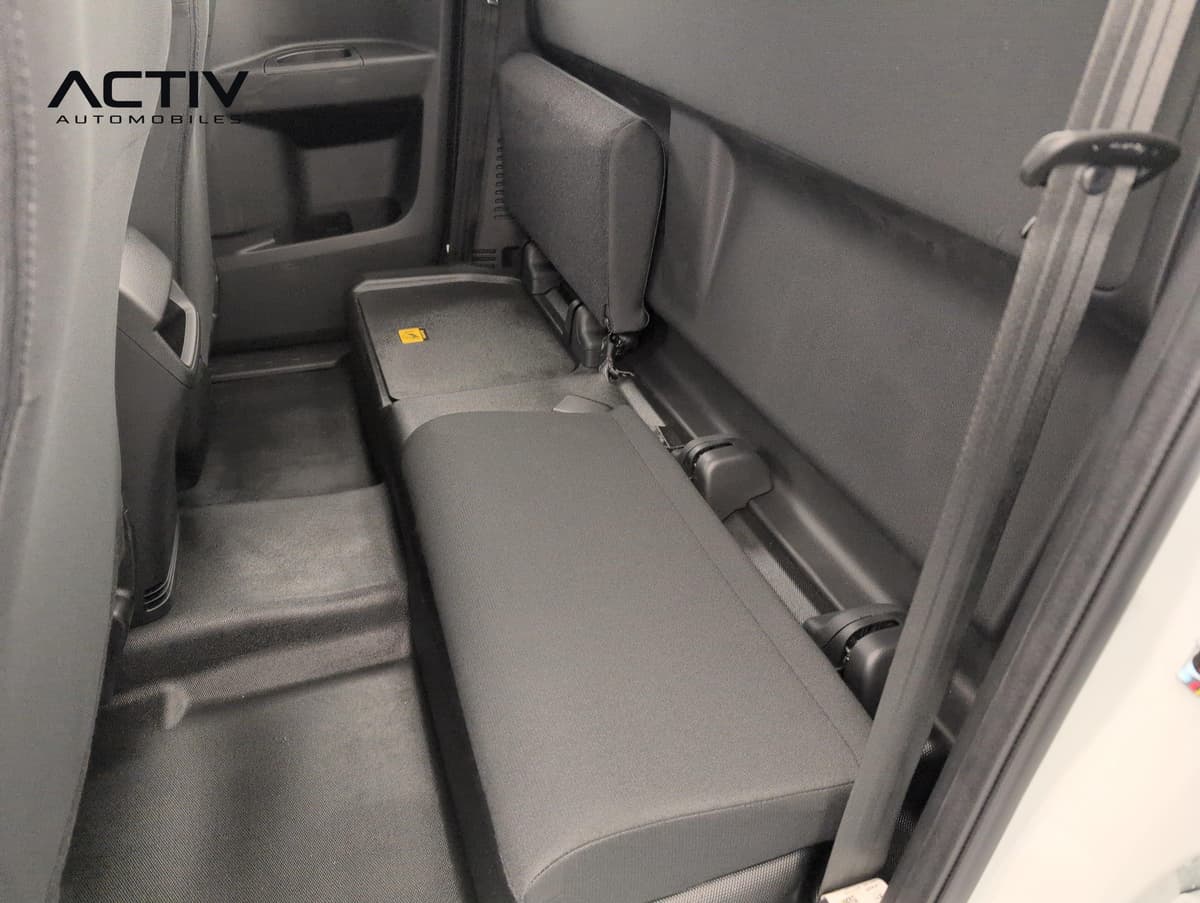 Isuzu D-MAX : banquette arrière en tissu noir avec dossier relevé, vue par la portière