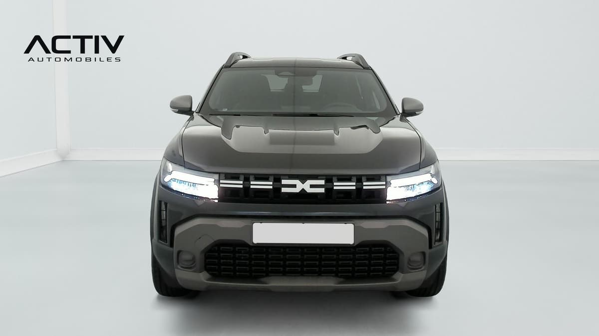Dacia Duster : face avant avec feux allumés, calandre et barres de toit