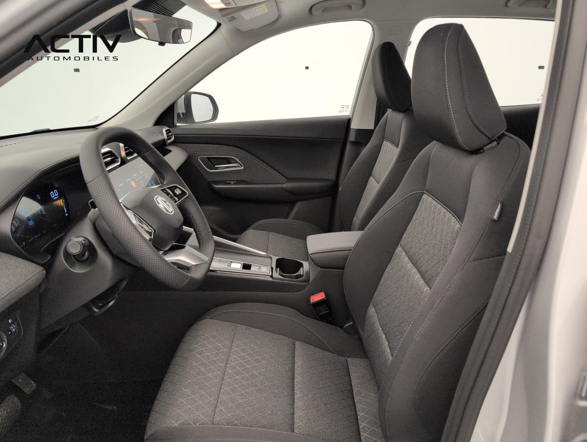 Mg ZS : sièges avant en tissu noir côté conducteur avec accoudoir central