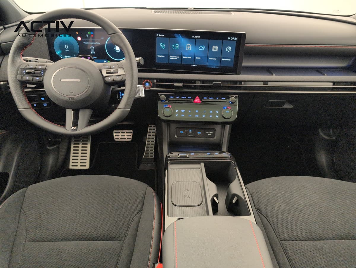 Hyundai Tucson : planche de bord avec deux écrans larges, volant sport et console centrale