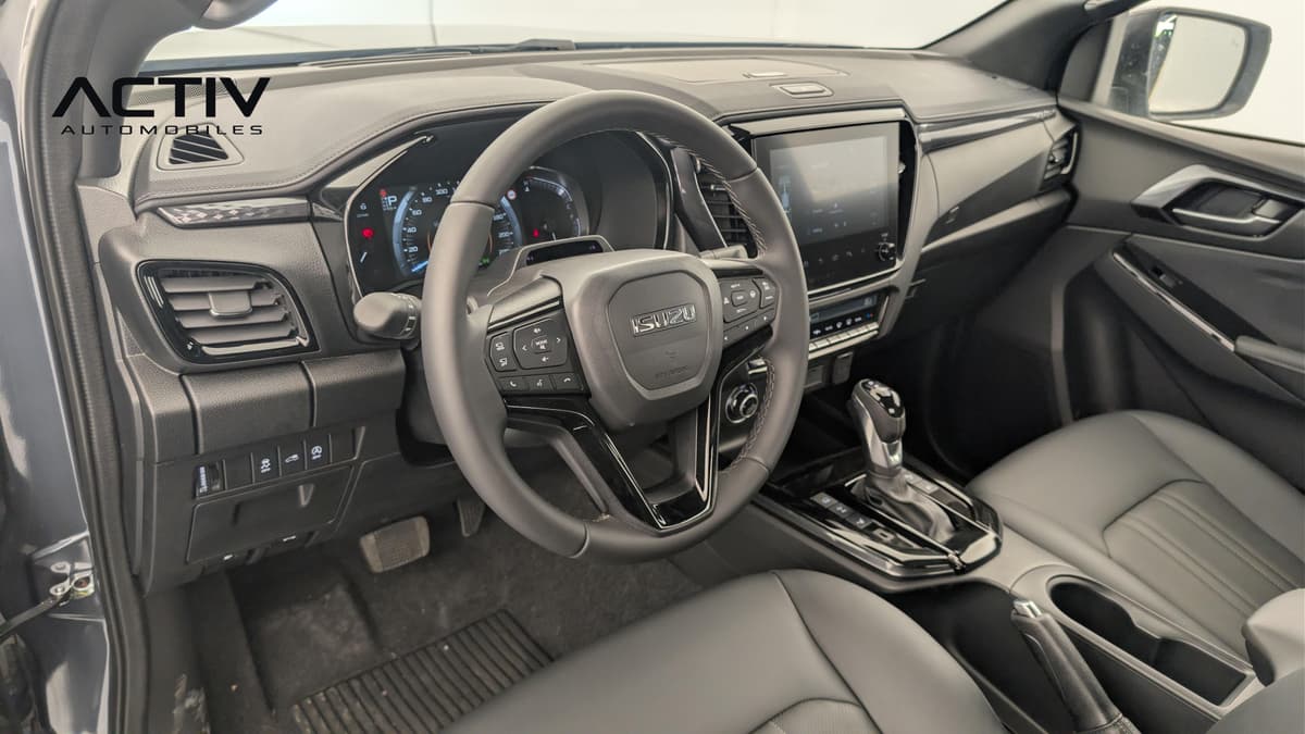 Isuzu D-MAX : poste de conduite avec volant, écran tactile et levier de vitesses automatique
