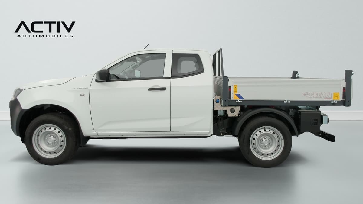 Isuzu D-MAX : profil gauche d'un pick-up blanc à cabine allongée avec benne basculante