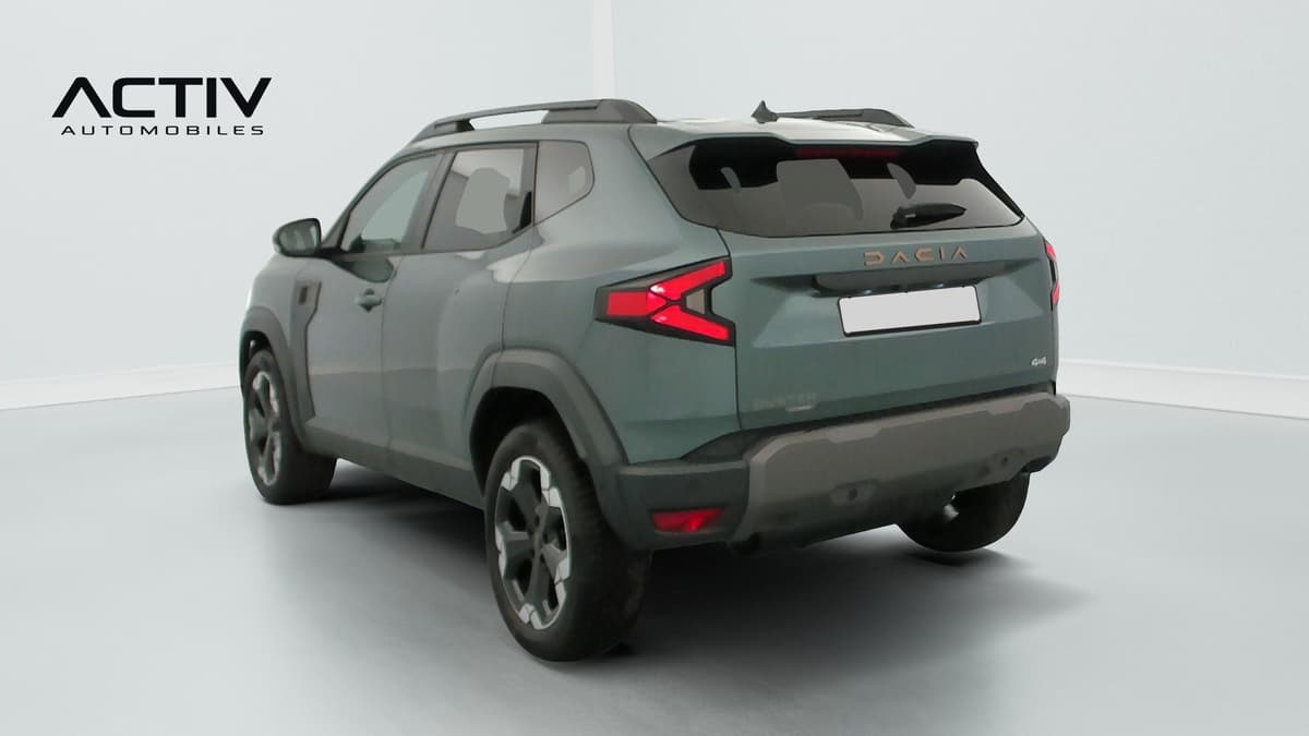 Dacia Duster : vue arrière trois quarts gauche avec barres de toit et feux à LED