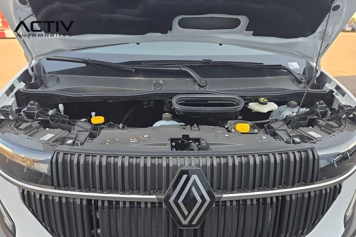 Renault Master Fourgon : compartiment moteur sous le capot ouvert, avec bouchons et réservoirs visibles