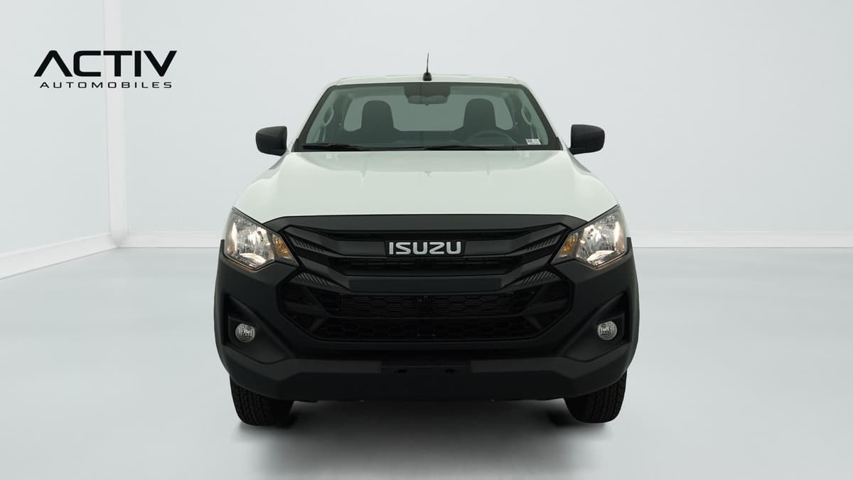 Isuzu D-MAX : face avant blanche avec calandre noire, phares et feux anti-brouillard