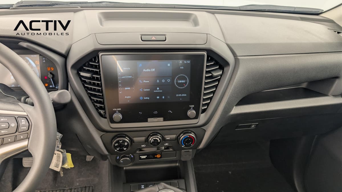Isuzu D-MAX : planche de bord avec écran tactile, aérateurs et commandes de climatisation