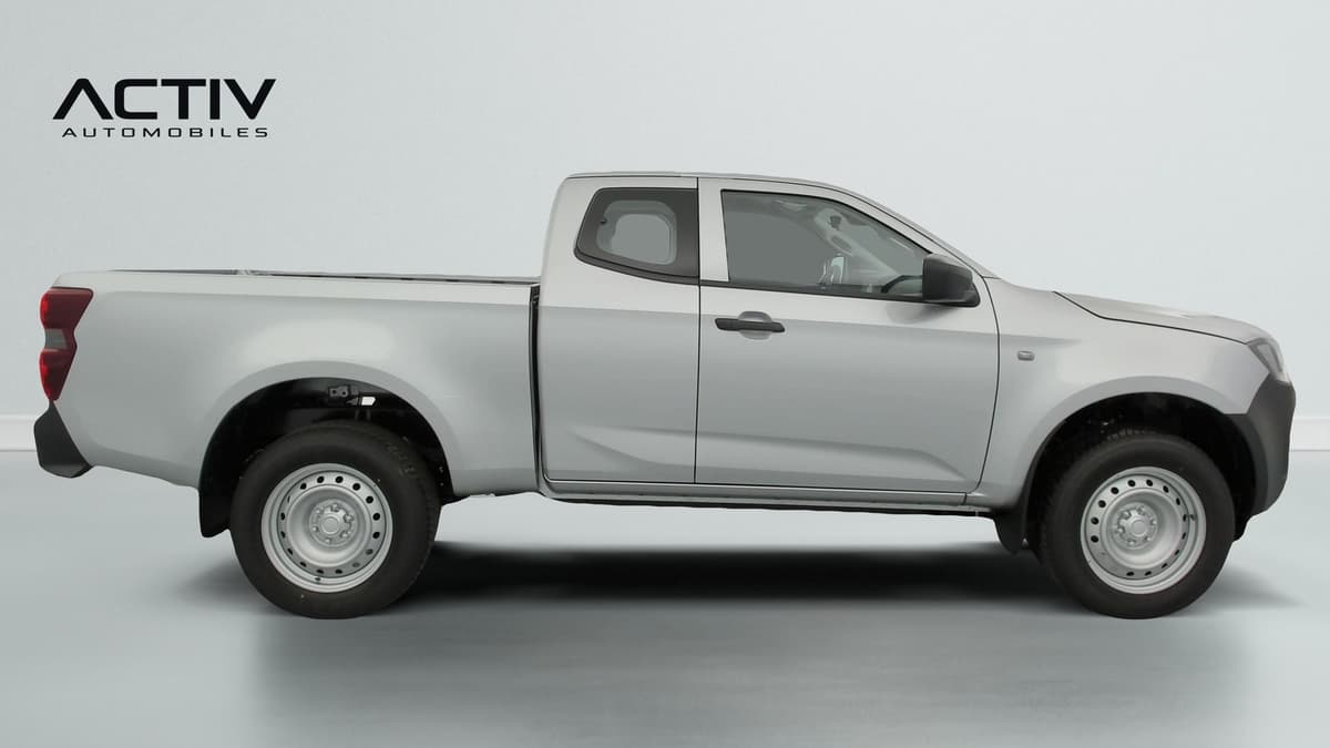 Isuzu D-MAX : profil droit d'un pick-up gris argent à cabine allongée et jantes en tôle