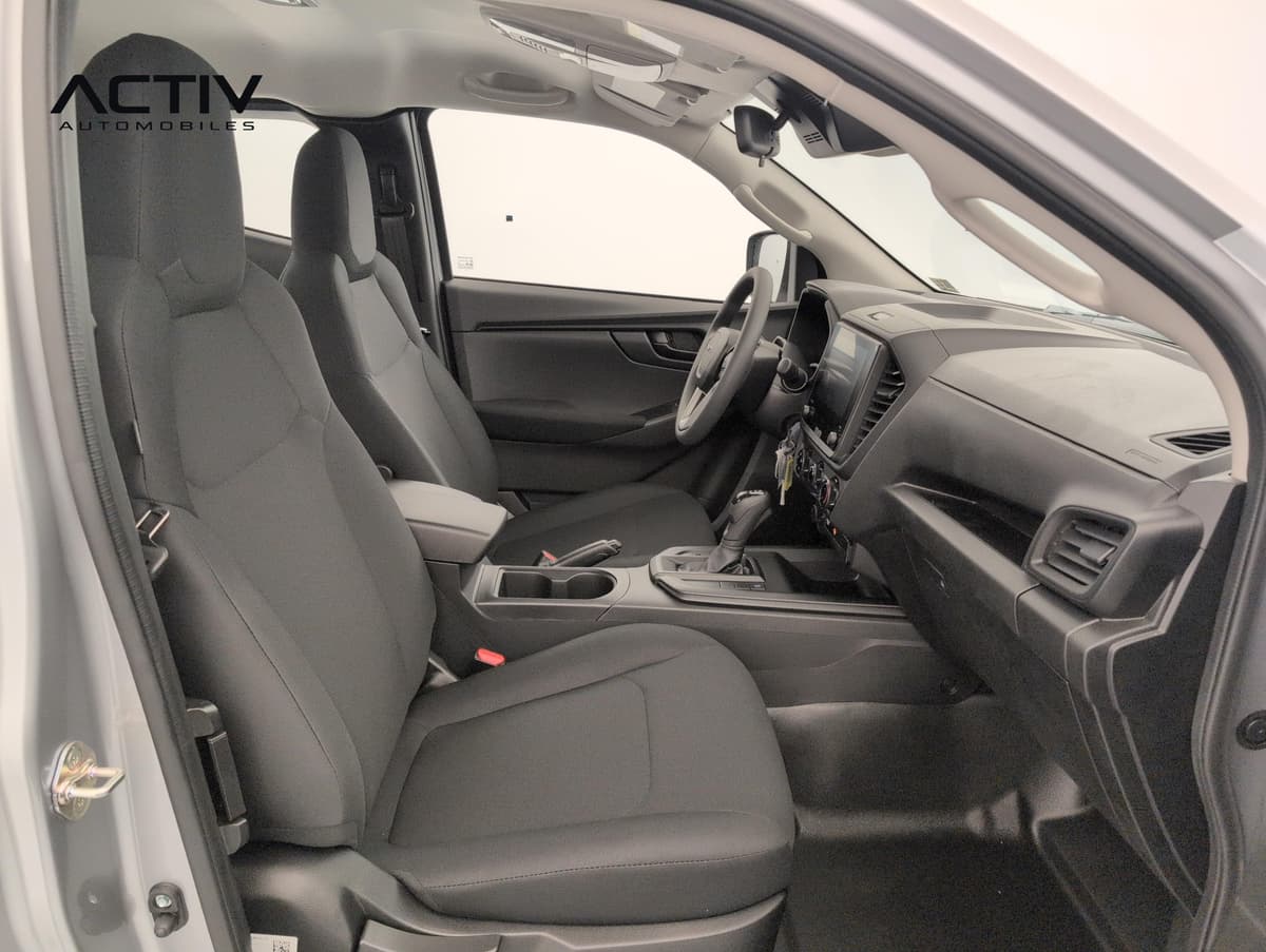 Isuzu D-MAX : habitacle avant côté passager avec sièges en tissu sombre et levier automatique