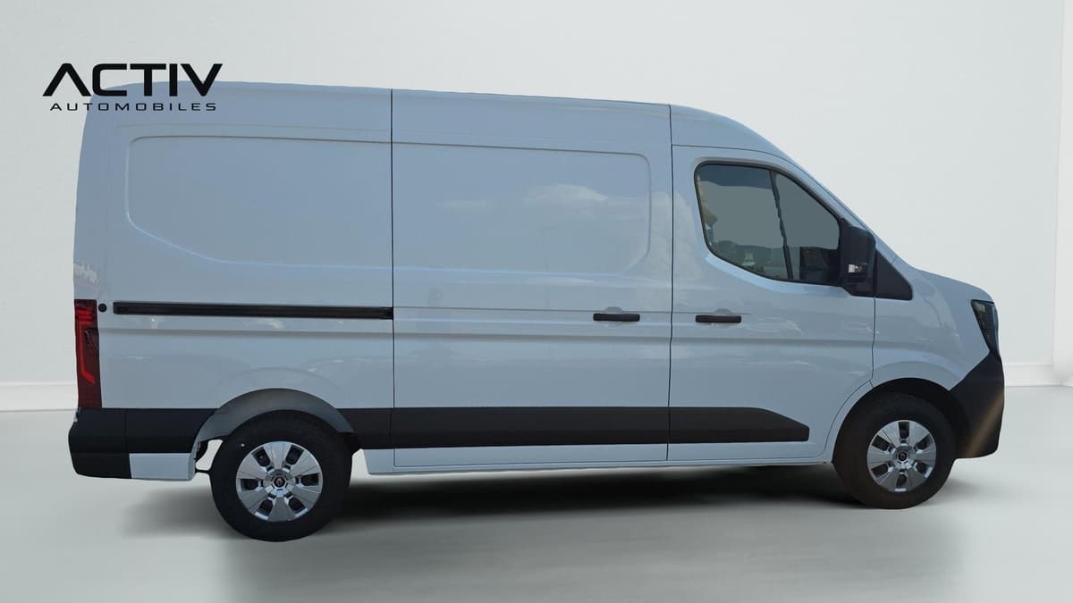 Renault Master Fourgon : profil droit du fourgon avec porte latérale coulissante tôlée et jantes tôlées