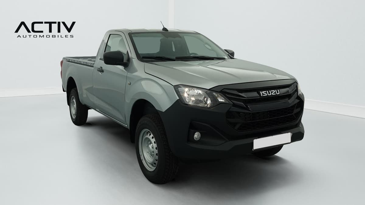 Isuzu D-MAX : pick-up gris vu de l'avant côté droit, cabine simple et plateau