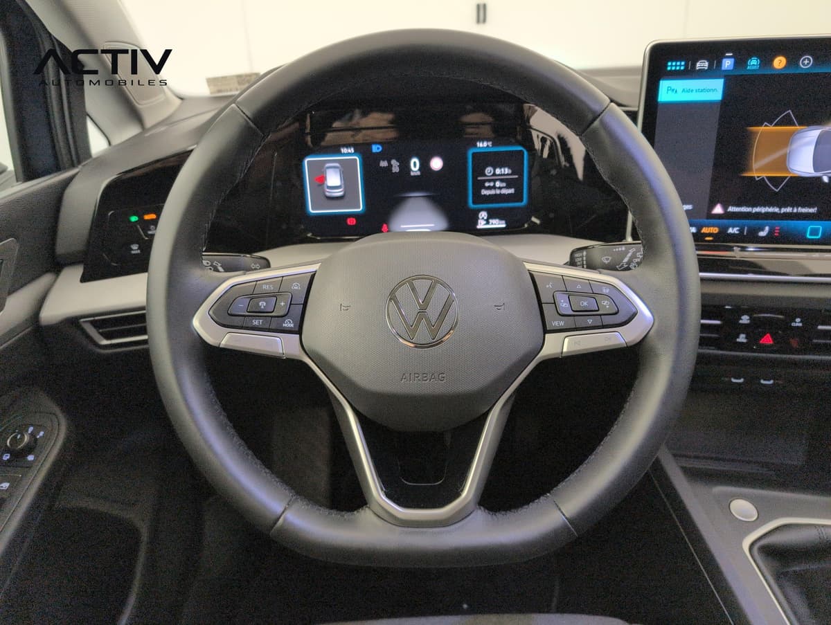 Volkswagen Golf 8 : volant multifonction avec commandes au pouce devant le combiné digital