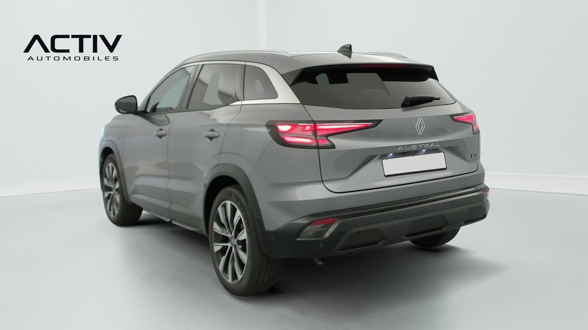 Renault Austral : arrière trois quarts gauche avec feux arrière et jantes alliage bicolores