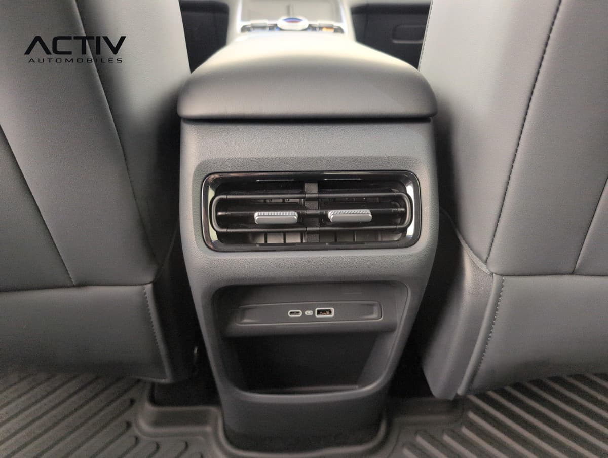 Geely Starray : aérateurs arrière et ports USB sur la console entre les sièges arrière
