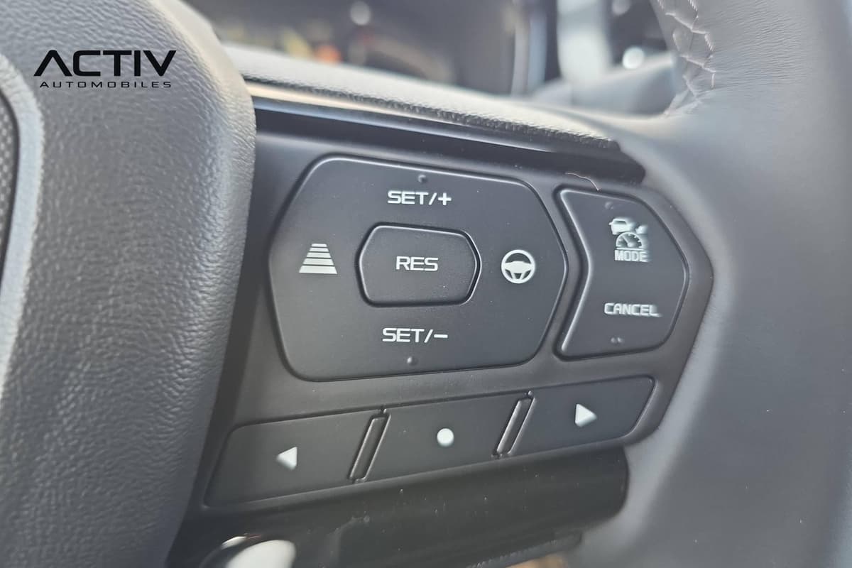 Isuzu D-MAX : commandes au volant du régulateur de vitesse avec touches SET, RES et CANCEL
