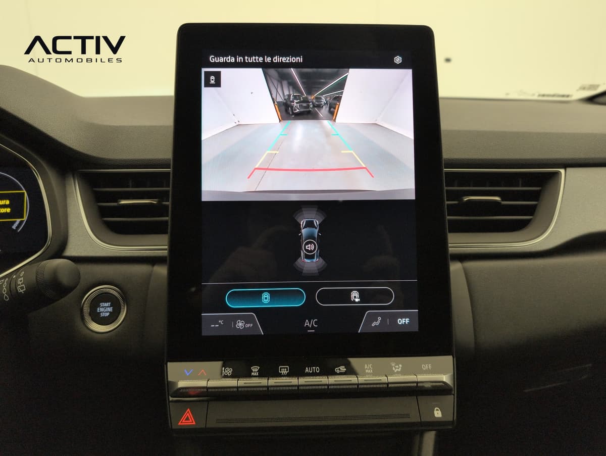 Renault Captur : écran vertical affichant l'image de la caméra de recul et les capteurs de parking