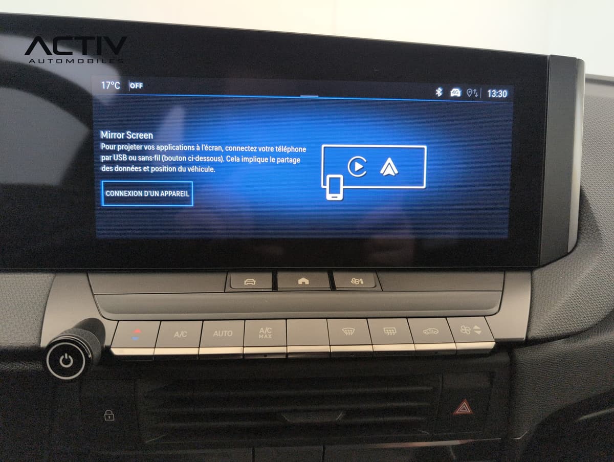 Opel Astra : écran tactile central avec projection de téléphone et boutons de climatisation