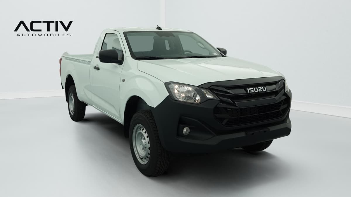 Isuzu D-MAX : pick-up blanc cabine simple vu de l'avant côté droit, pare-chocs noir