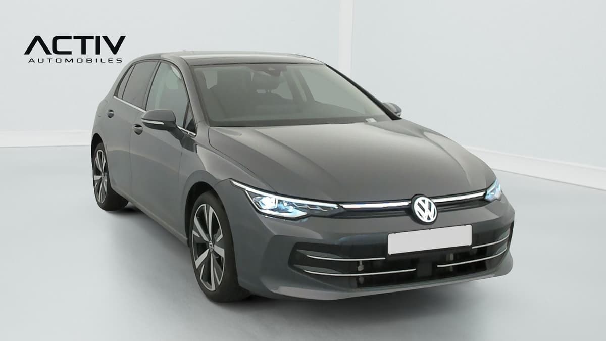 Volkswagen Golf : voiture grise vue de l'avant côté droit, avec bandeau lumineux et jantes