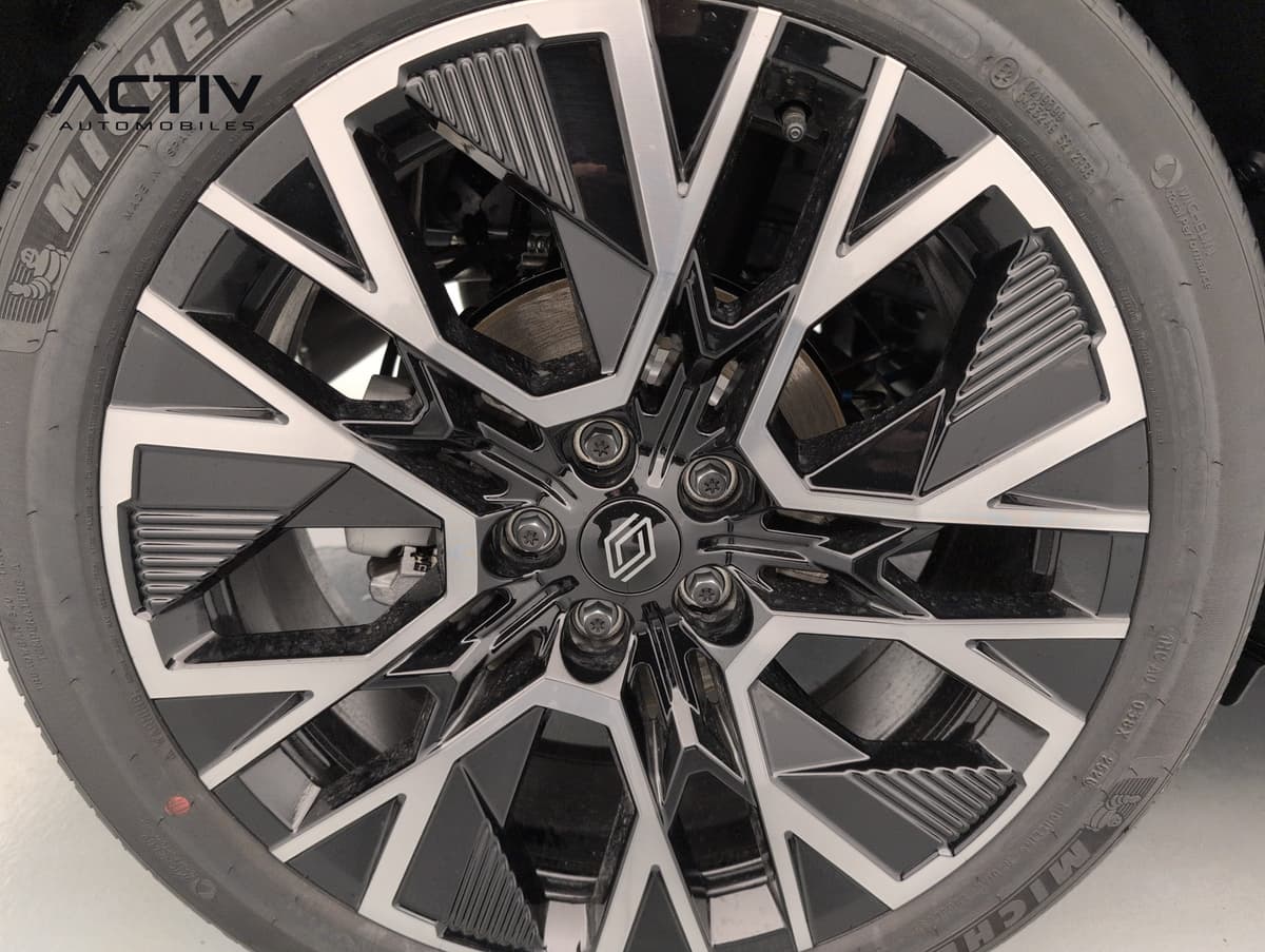 Renault Austral : jante alliage bicolore noir et diamanté avec pneu et disque de frein visibles
