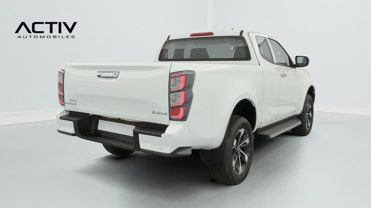 Isuzu D-MAX : arrière trois quarts droit avec hayon fermé, feu arrière et marchepied latéral