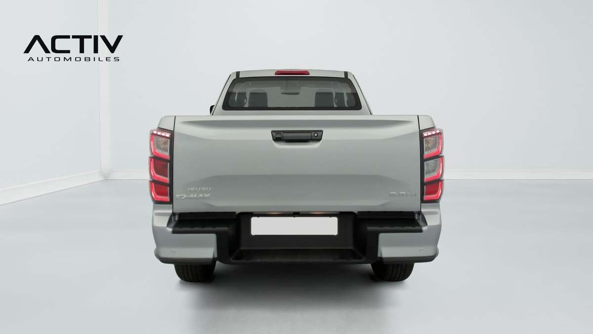 Isuzu D-MAX : face arrière du pick-up avec hayon fermé et pare-chocs noir