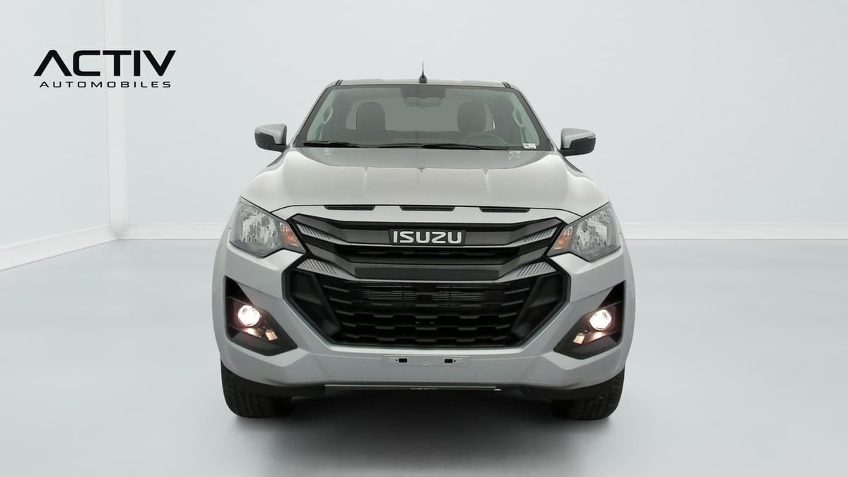 Isuzu D-MAX : face avant grise avec calandre noire et feux anti-brouillard allumés