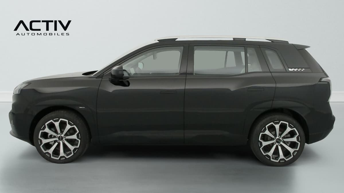 Aion V : profil gauche du SUV noir avec jantes bicolores et barres de toit