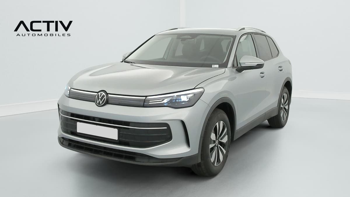 Volkswagen Tiguan : SUV vu de l'avant trois quarts gauche, gris clair, avec projecteurs à LED