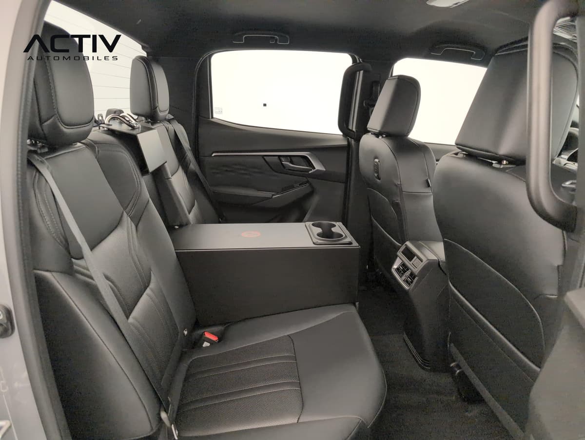 Isuzu D-MAX : banquette arrière en cuir noir avec accoudoir central et porte-gobelet