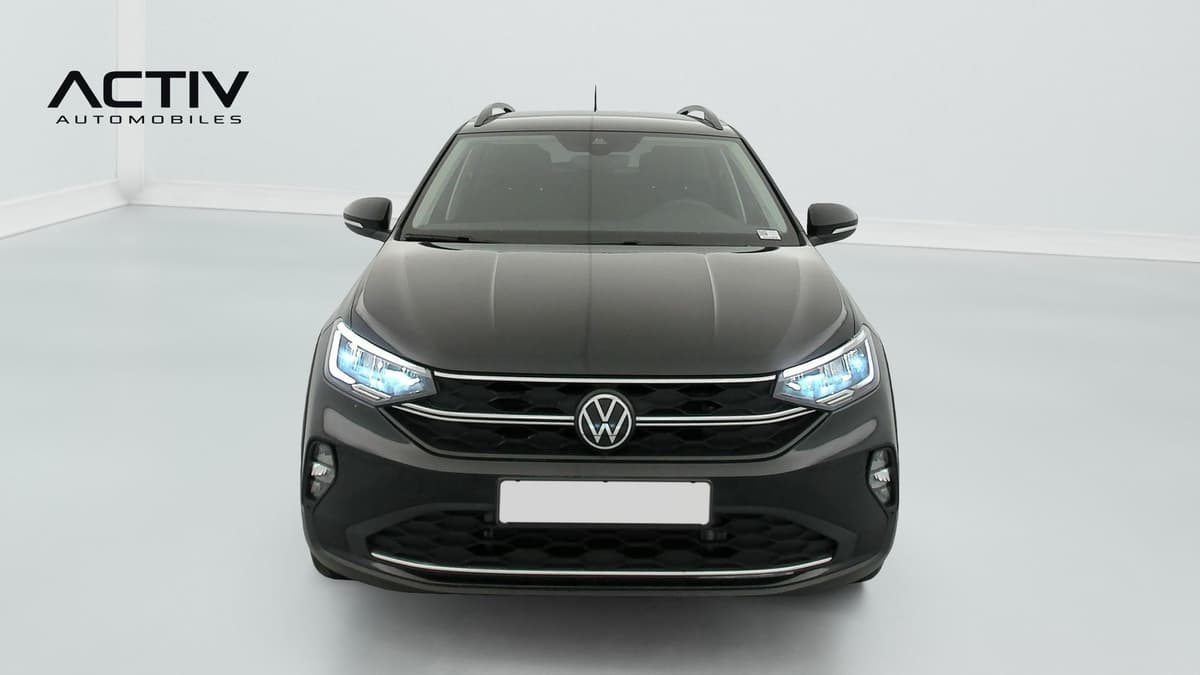 Volkswagen Taigo : face avant noire avec optiques à LED allumées et rampes de pavillon
