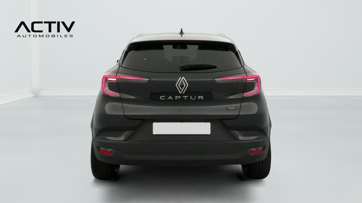 Renault Captur : face arrière sombre avec feux à LED, lunette arrière et antenne requin