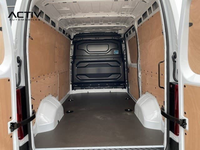 Renault Master Fourgon : zone de chargement vue par les portes arrière ouvertes, cloison tôlée au fond