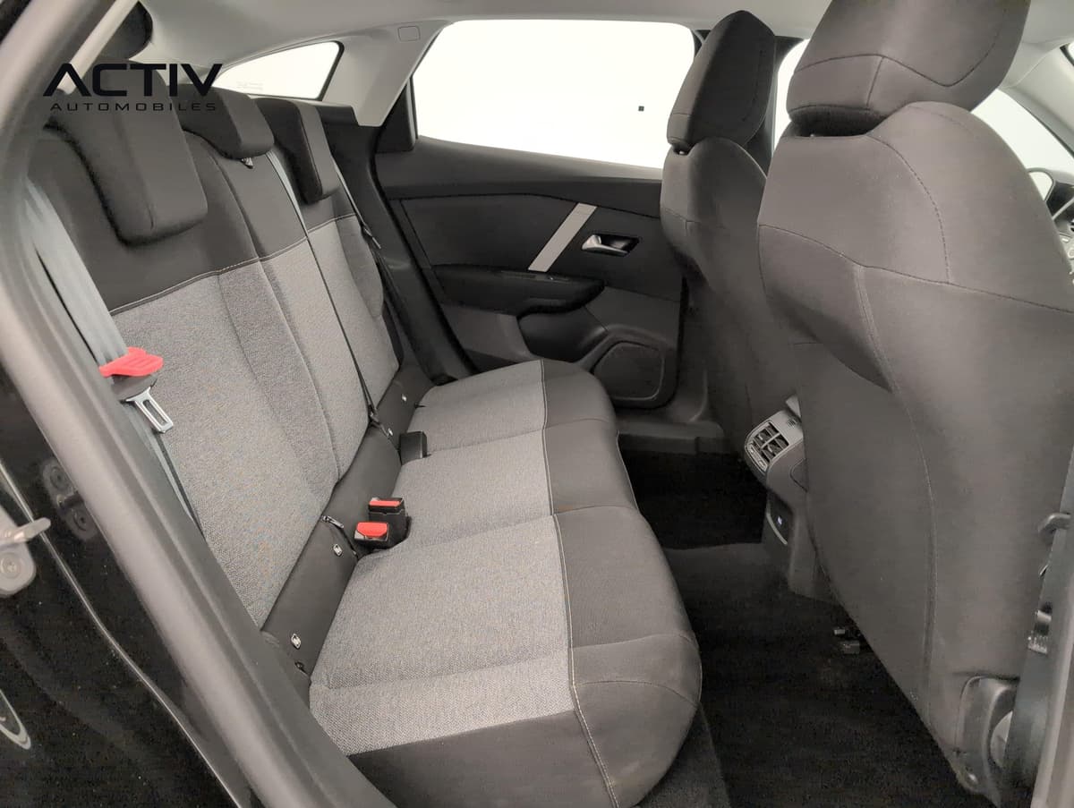 Citroën C4 : banquette arrière en tissu gris et noir vue par la portière ouverte
