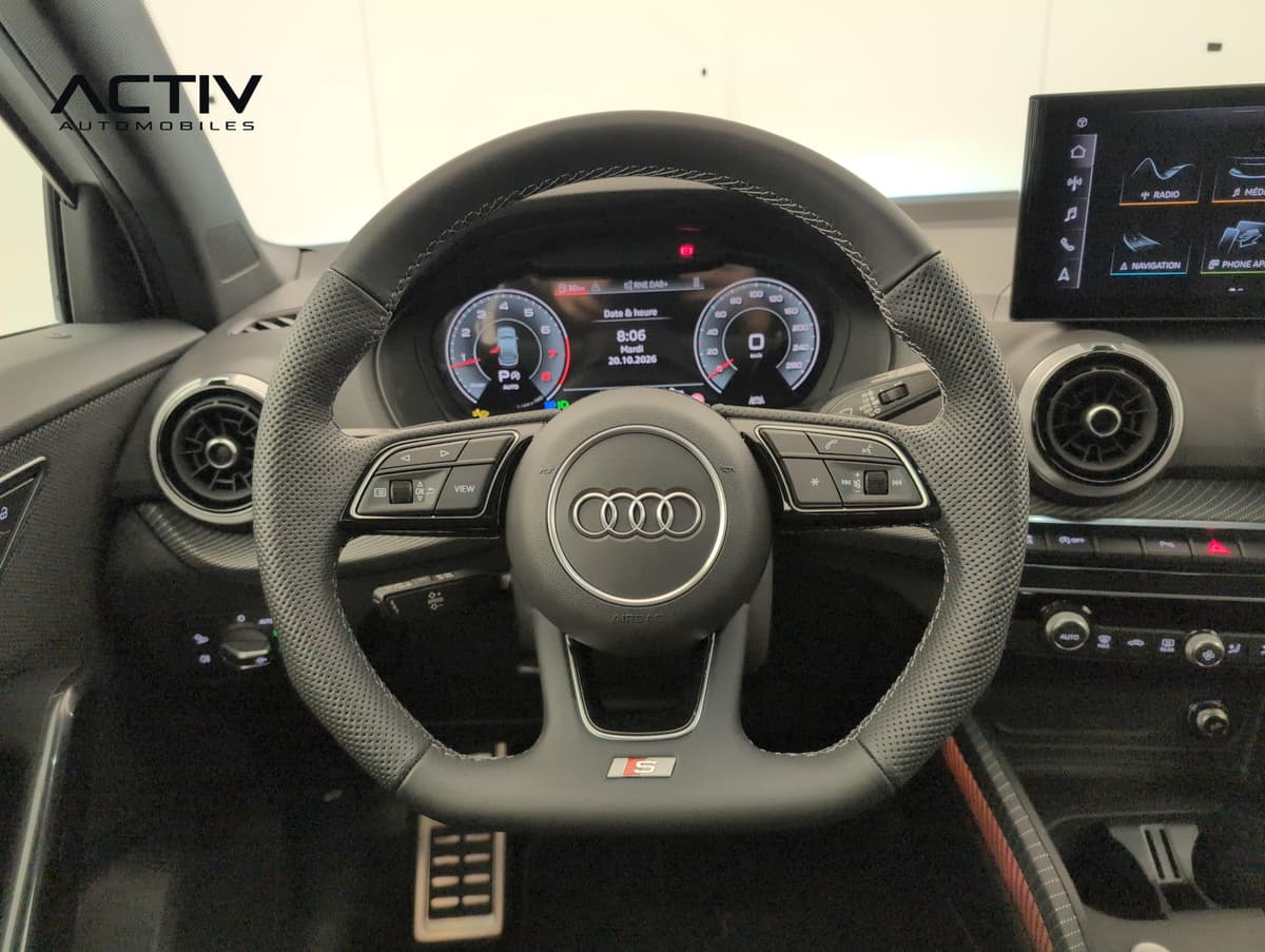 Audi Q2 : volant sport méplat à commandes intégrées devant le combiné numérique