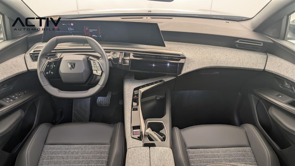 Peugeot 5008 : planche de bord avec petit volant, grand écran et sièges avant en tissu chiné
