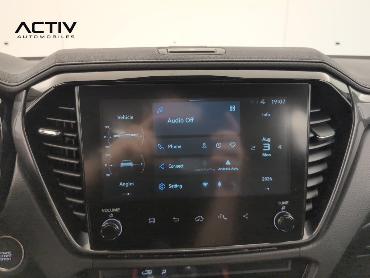 Isuzu D-MAX : écran tactile multimédia avec menus téléphone, connexion et réglages