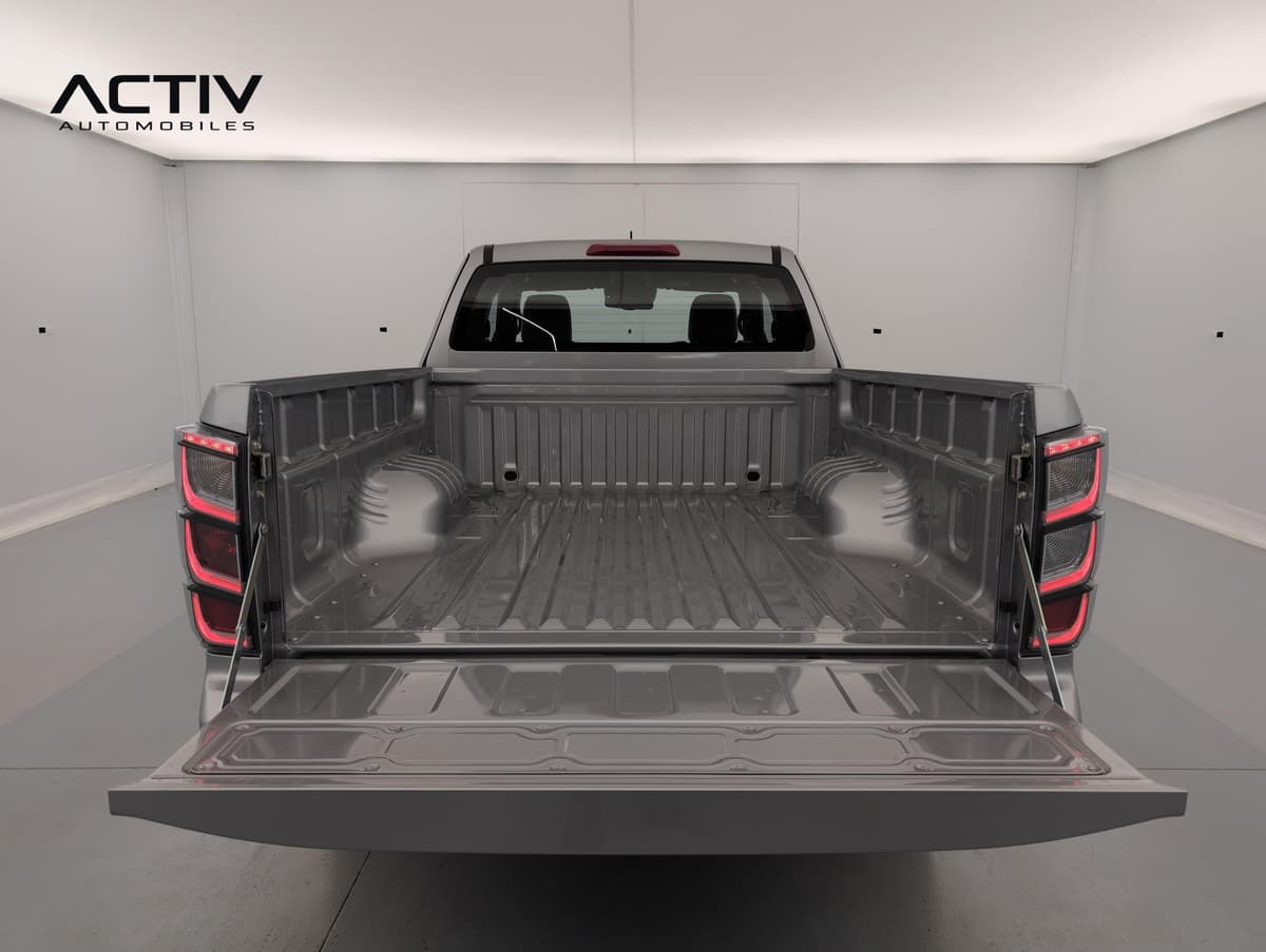 Isuzu D-MAX : plateau de benne vide avec hayon rabattu et sangles de retenue